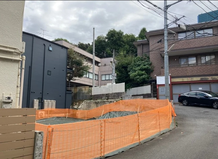 私道から見た現地と接道