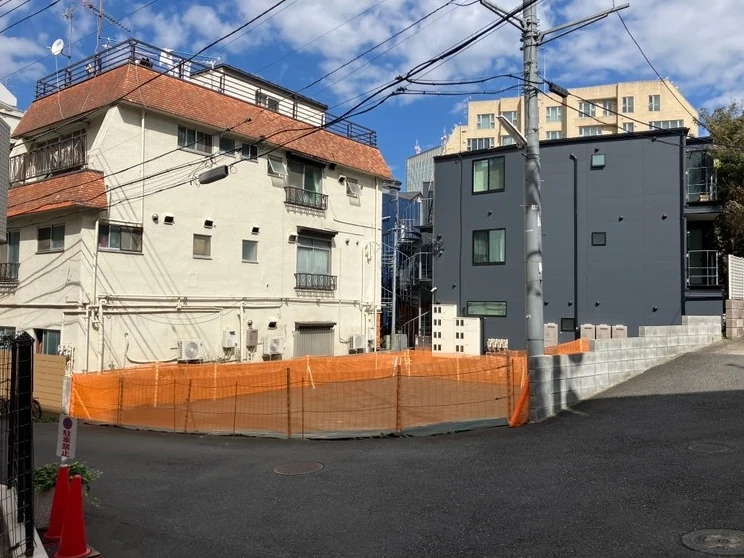 赤坂6丁目の販売対象地。道路側から見た現地全景。