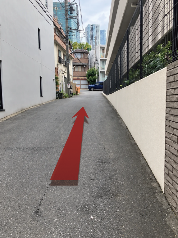 私道を進む。建物の間の私道を、そのまま奥へ進みます。