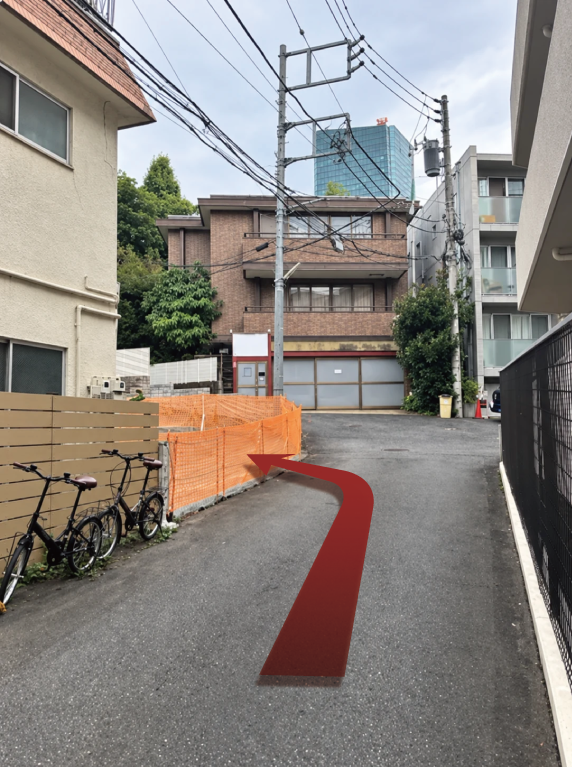 現地に到着。左手のオレンジ色のネットで囲まれた土地が現地です。